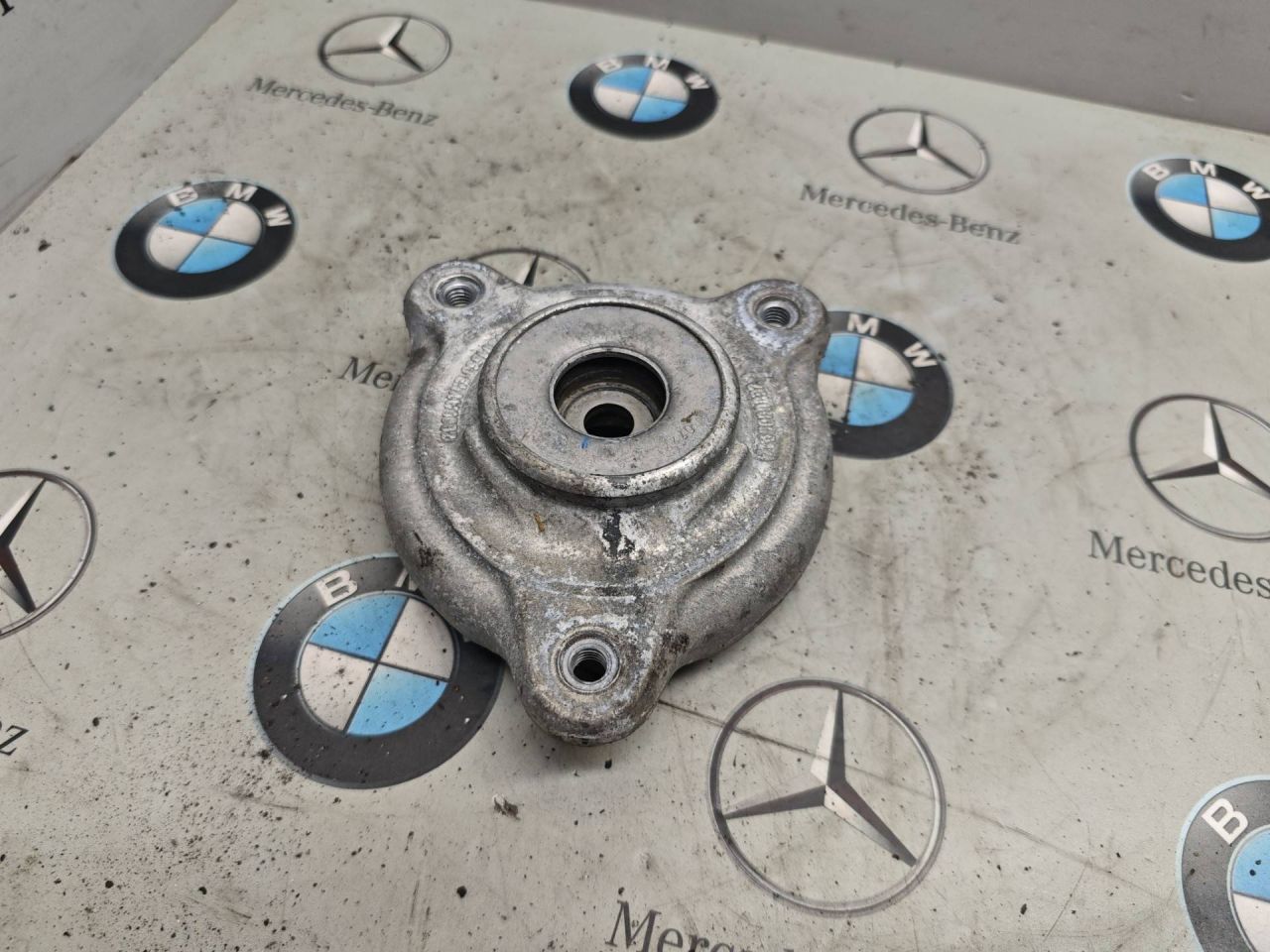 опора амортизатора верхняя (чашка) Mercedes-Benz GLB-Класс 1 поколение 2022, бензин, задний привод, A2473230020 - фото №1