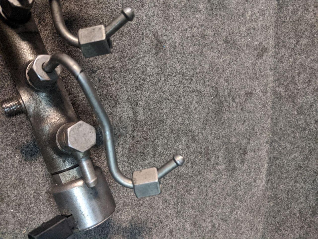 трубка топливная Mercedes-Benz E-Класс W212/S212/C207/A207 2010, 2.1 л., OM 651.924, дизель, АКПП, серебристый, седан - фото №1