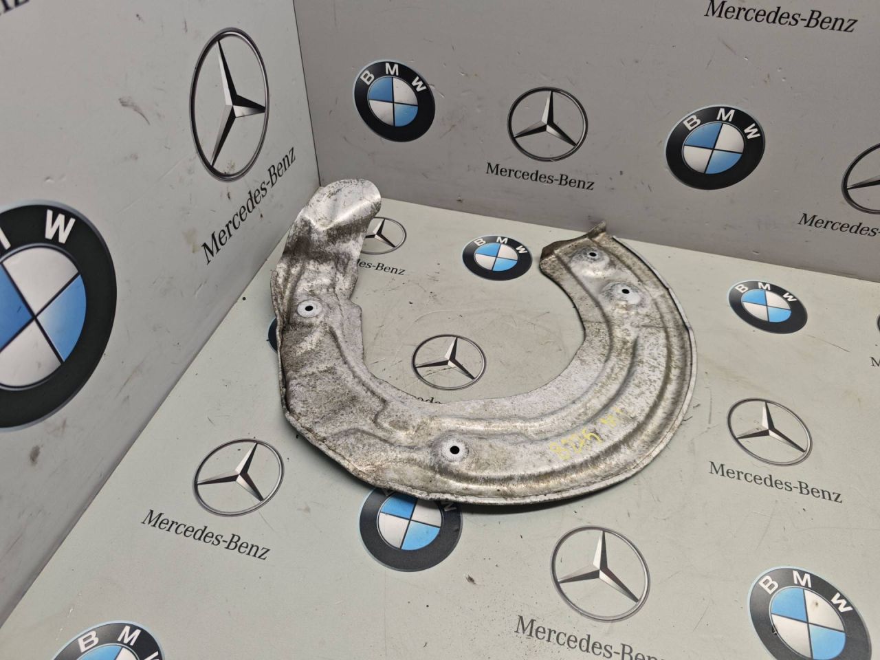 защитный кожух тормозного механизма BMW 6 GT G32 2019, 3.0 л., B58B30, бензин, 6861797 - фото №1