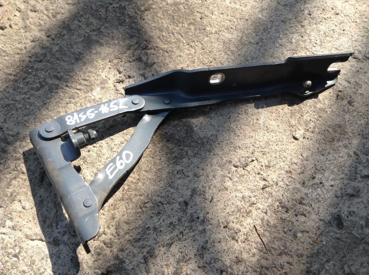 петля капота левая BMW 5 серия E60/E61 2006, 2.5 л., N52 B25 A, бензин, АКПП, универсал, 7008727 - фото №1