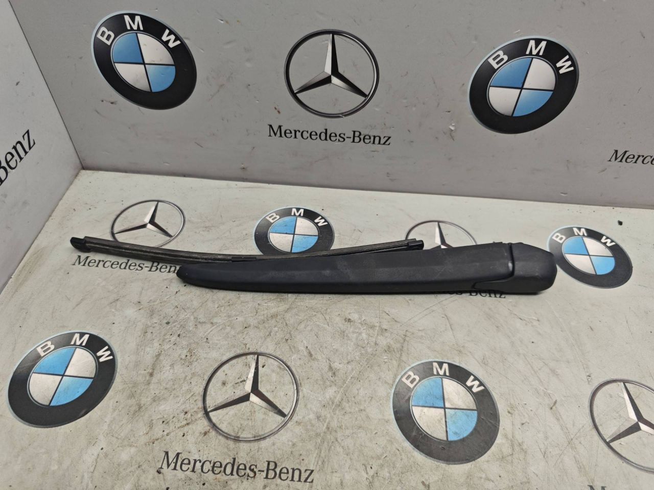 щеткодержатель (поводок стеклоочистителя, дворник) Mercedes-Benz GLB-Класс 1 поколение 2022, бензин, задний привод, A1568201800, A2138201603, A2478206200, A2538205800 - фото №1