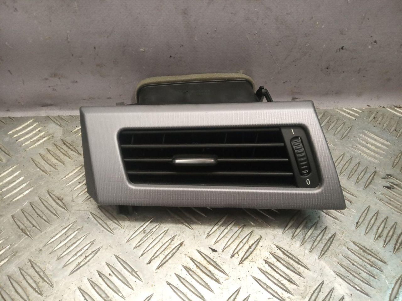 дефлектор обдува салона BMW 5 серия E60/E61 2005, 2.0 л., АКПП, седан, 64226910731, 9112204 - фото №1