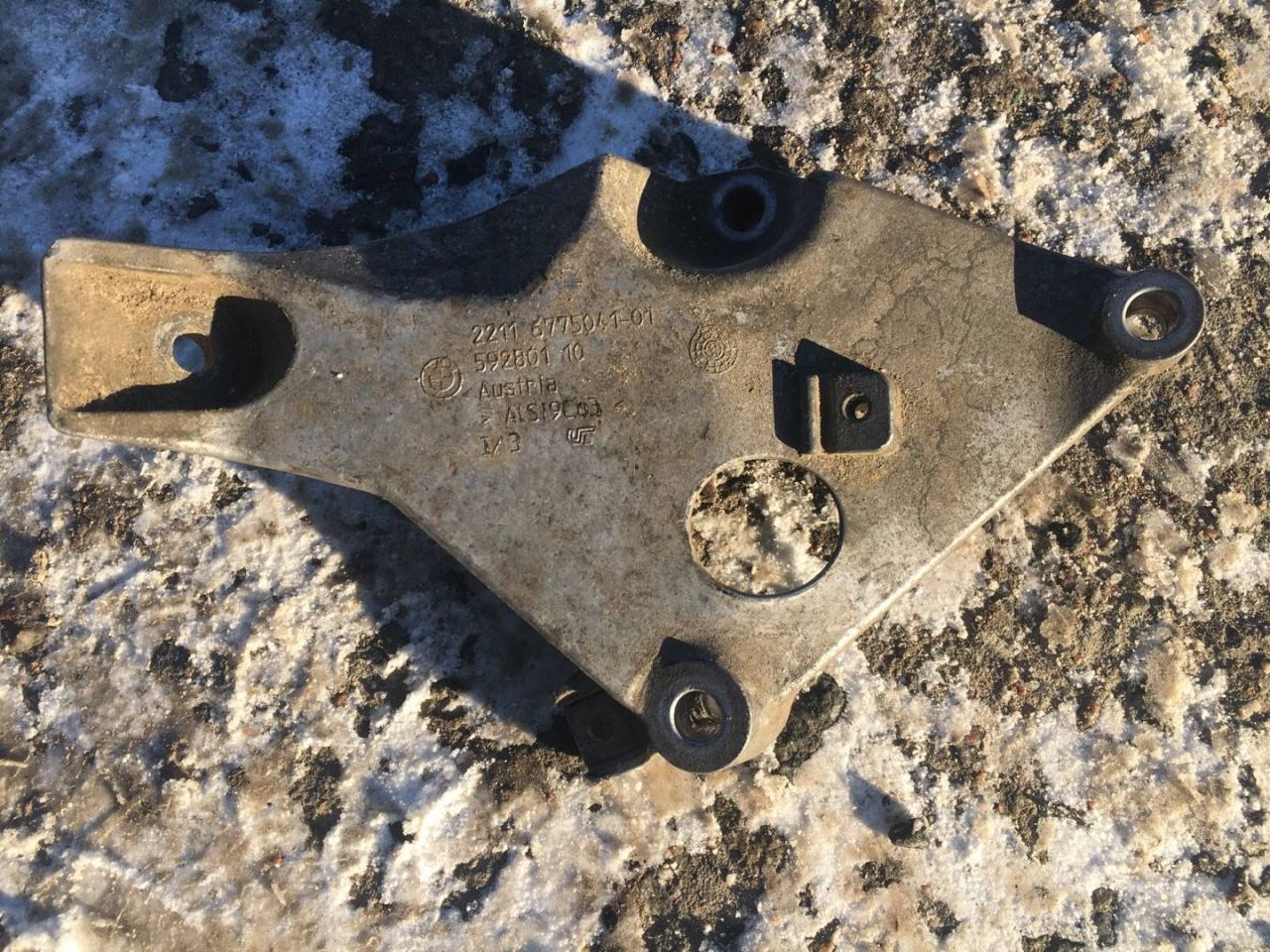 кронштейн двигателя BMW 3 серия E90/E91/E92/E93 (2004 - 2010), 2.0 л., дизель, МКПП, седан, 6775041 - фото №1