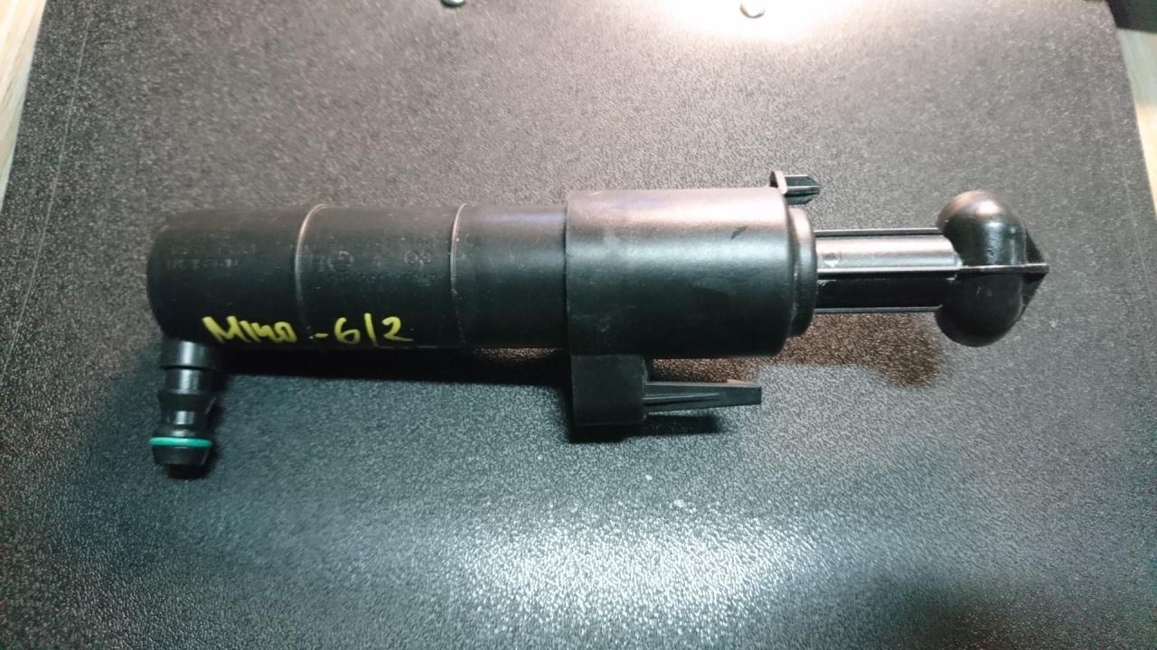 форсунка омывателя фары правая Mercedes-Benz E-Класс W212/S212/C207/A207 2010, 2.1 л., OM 651.924, дизель, АКПП, серебристый, седан, A2128600047, 8WT009446-08 - фото №1