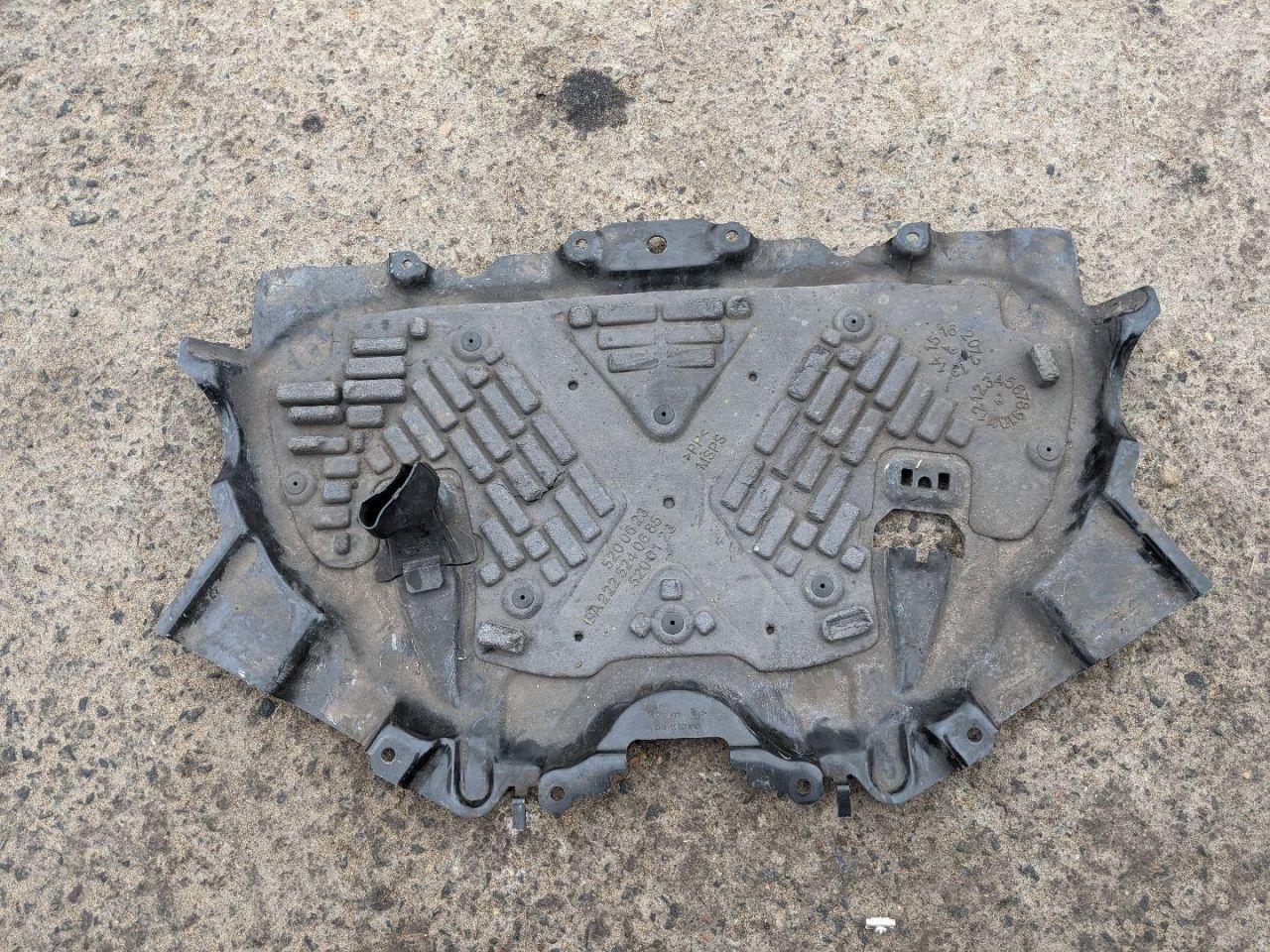 защита двигателя Mercedes-Benz S-Класс W222/C217/A217 2014, 3.0 л., OM 642.861, дизель, АКПП, серебристый, седан, 2225200123, 2225200623, 2225240101, 2225240685, A2225200123, A2225200623, A2225240101, A2225240685 - фото №1