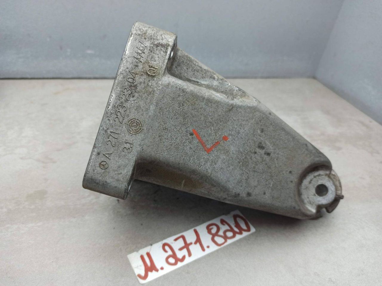 кронштейн двигателя Mercedes-Benz 2013, 1.8 л., M 271.820, бензин, A2712232304 - фото №1