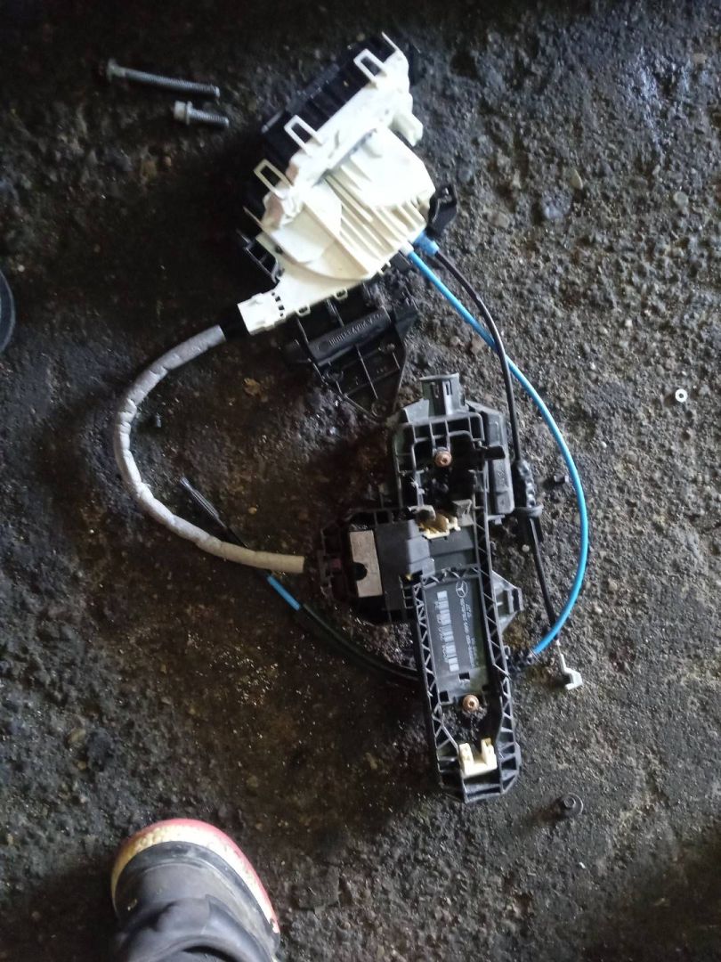 замок двери задней правой Mercedes-Benz C-Класс W204/S204 2009, 3.0 л., M 272.948, бензин - фото №1