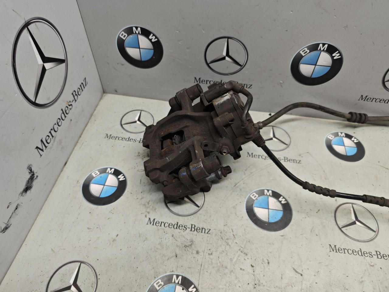 суппорт задний правый BMW 2 серия Active Tourer F45 2015, 2.0 л., бензин, 6798958 - фото №1