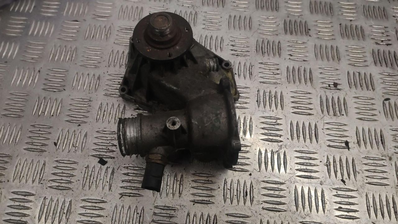 помпа BMW 5 серия E39 1998, 4.4 л., бензин - фото №1