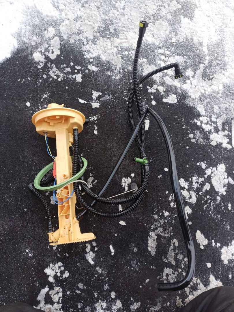 датчик уровня топлива BMW X5 E70 2009, 3.0 л., дизель, 7164316 - фото №1