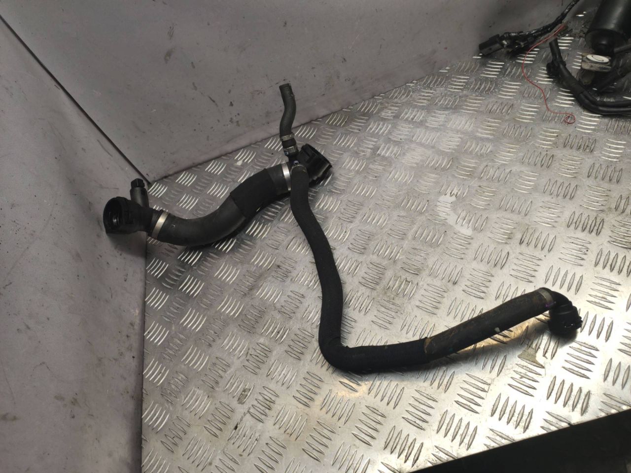 патрубок радиатора BMW X5 M E70 2010, 4.4 л., S63 B44 A, бензин, правый руль, 7589755 - фото №1