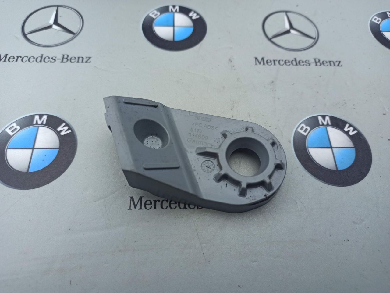 крепление фары правой BMW iX I20 2022, электро, полный привод, правый руль, 5177114609, 5A5AFB2 - фото №1