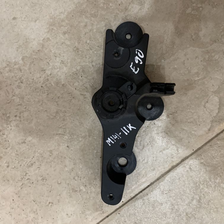 механизм открытия капота (кронштейн в салоне) BMW 3 серия E90/E91/E92/E93 2007, 3.0 л., N53 B30 A, бензин, МКПП, мокрый асфальт, седан, 7071708 - фото №1