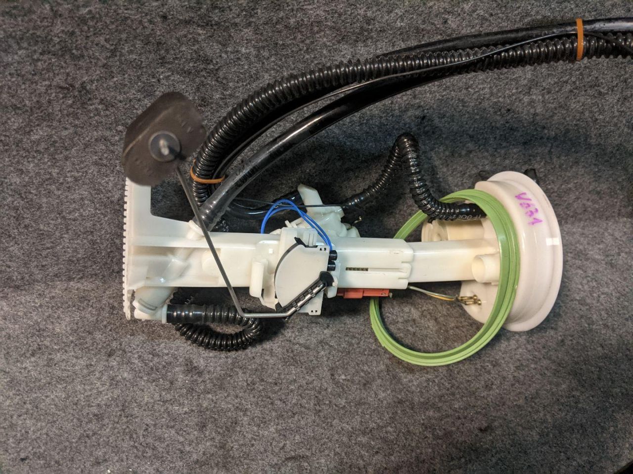 датчик уровня топлива BMW X5 E70 2009, 4.8 л., N62 B48 A, бензин, АКПП, внедорожник 5 дв. - фото №1