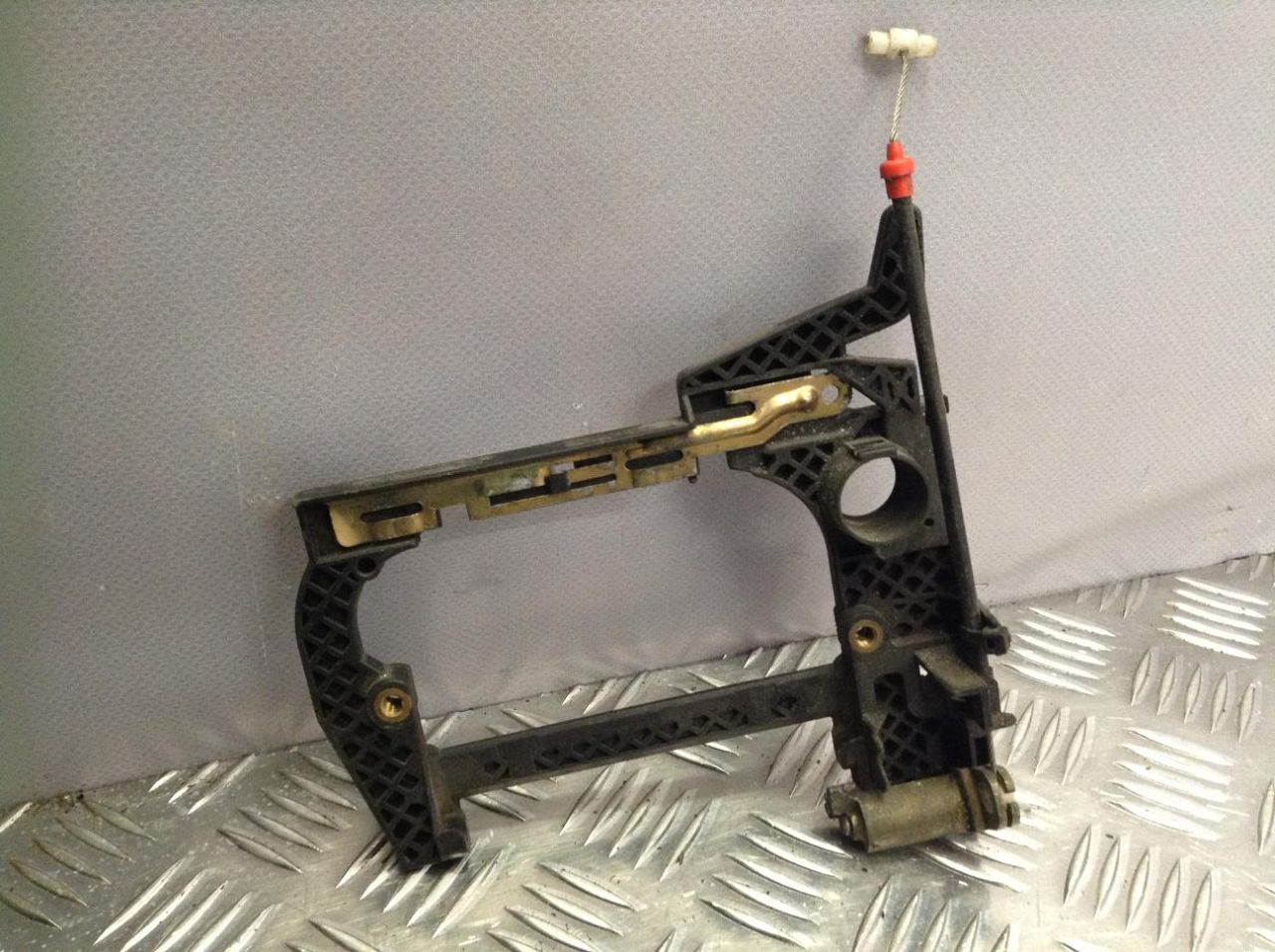 скелет ручки двери передней левой BMW 5 серия E39 2000, 3.0 л., АКПП, седан - фото №1