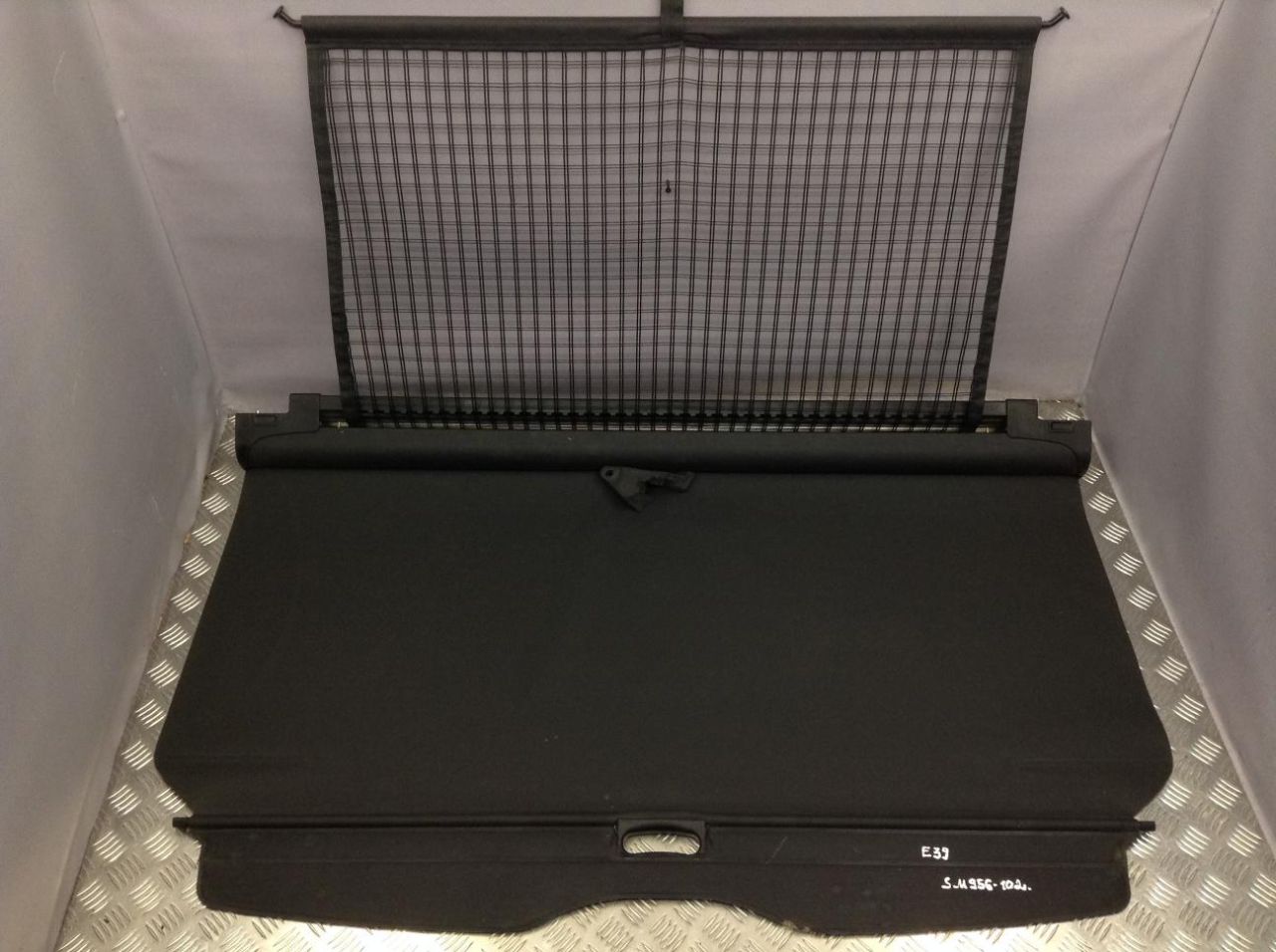 шторка багажника BMW 5 серия E39 1999, 2.2 л., АКПП, универсал, 8236357 - фото №1