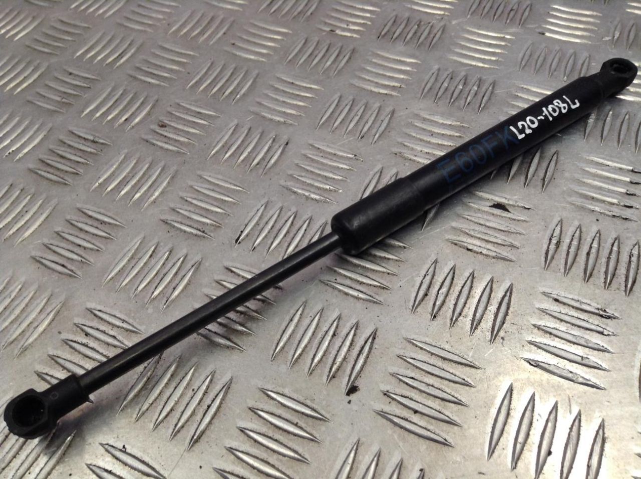 амортизатор капота BMW 5 серия E60/E61 2006, 4.8 л., N62 B48 A, бензин, АКПП, универсал - фото №1