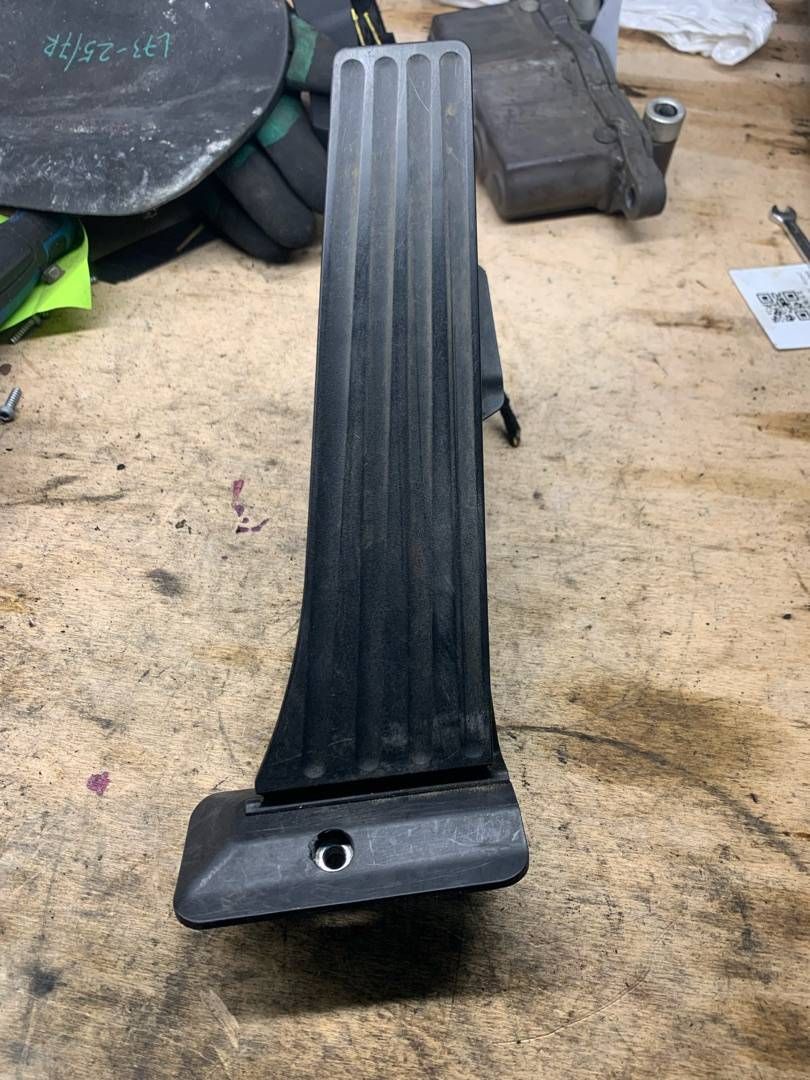 педаль BMW 2012, 3.5 л., бензин, АКПП, седан, задний привод, 35426789528, 6789528 - фото №1