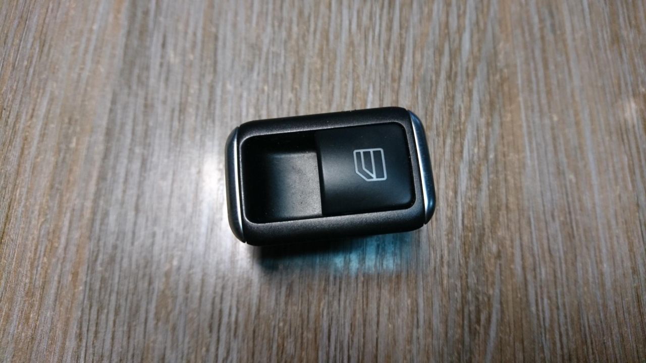 блок управления стеклоподъемниками Mercedes-Benz 2013, 2.1 л., OM 651.913, дизель, АКПП, седан, A2049058202 - фото №1