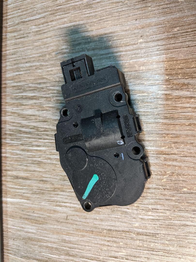 моторчик заслонки печки Mercedes-Benz M-Класс W164 2006, 3.5 л., M 272.967, бензин, АКПП, внедорожник 5 дв., правый руль, 929888G, EFB336 - фото №1