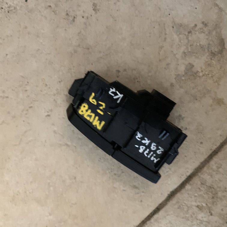 кнопка центрального замка Mercedes-Benz M-Класс W166 2015, 3.0 л., OM 642.826, дизель, АКПП, cthsq, внедорожник 5 дв., A2049058402, 2049058402 - фото №1