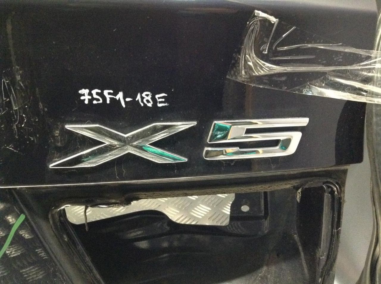 эмблема BMW X5 E70 2008, 3.0 л., N52 B30 AF, бензин, АКПП, внедорожник 5 дв. - фото №1