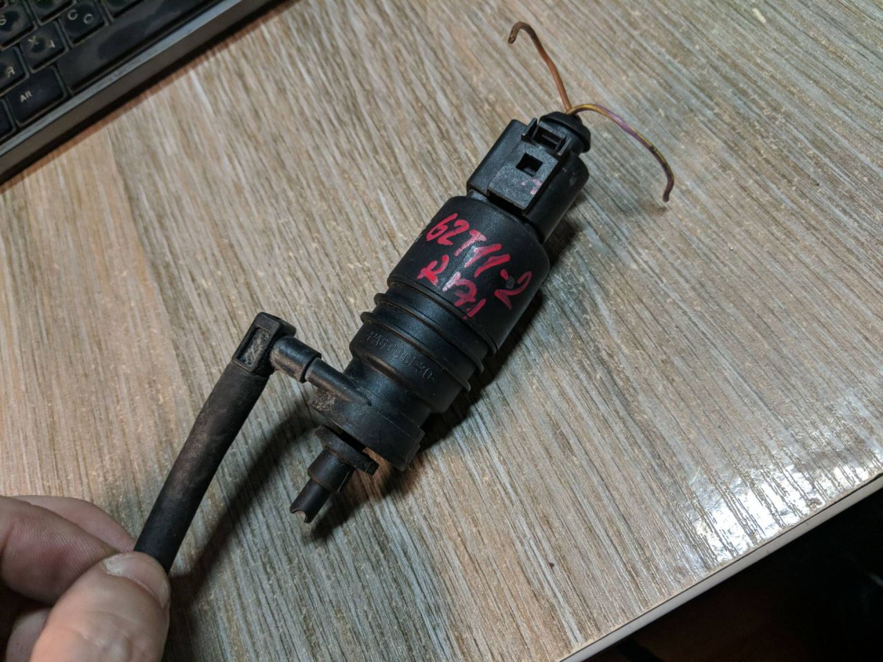 насос (моторчик) омывателя стекла Mercedes-Benz SLK-Класс R171 2006, 3.5 л., M 272.963, бензин, АКПП, серебристый, кабриолет, A2108690821 - фото №1