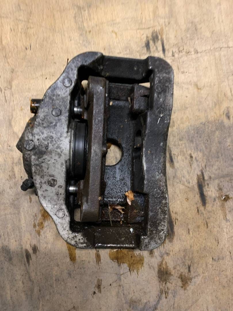 суппорт передний правый BMW 5 серия E60/E61 2007 - фото №1