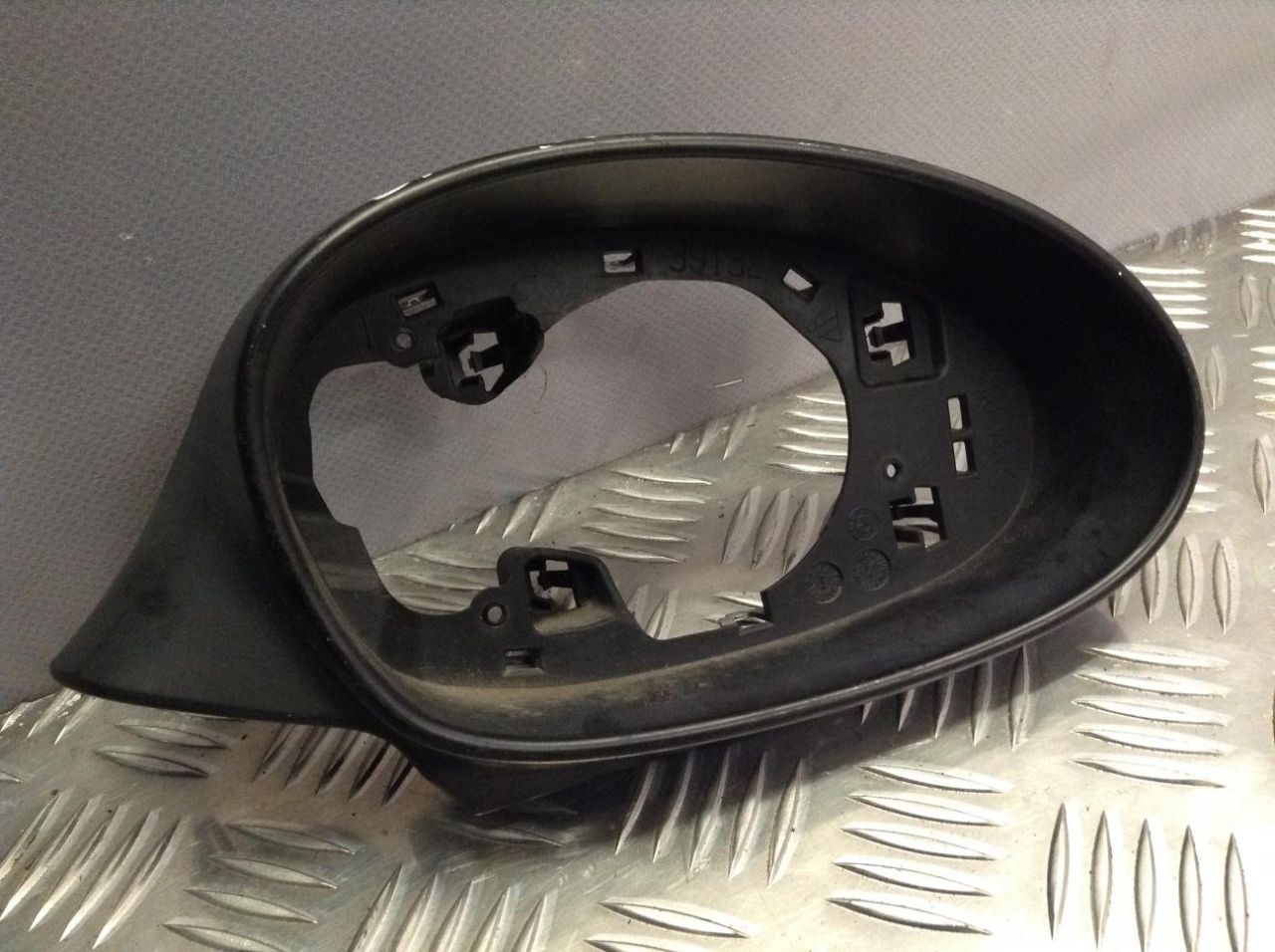 рамка зеркала правого BMW 3 серия E90/E91/E92/E93 2007, 3.0 л., N53 B30 A, бензин, МКПП, мокрый асфальт, седан - фото №1