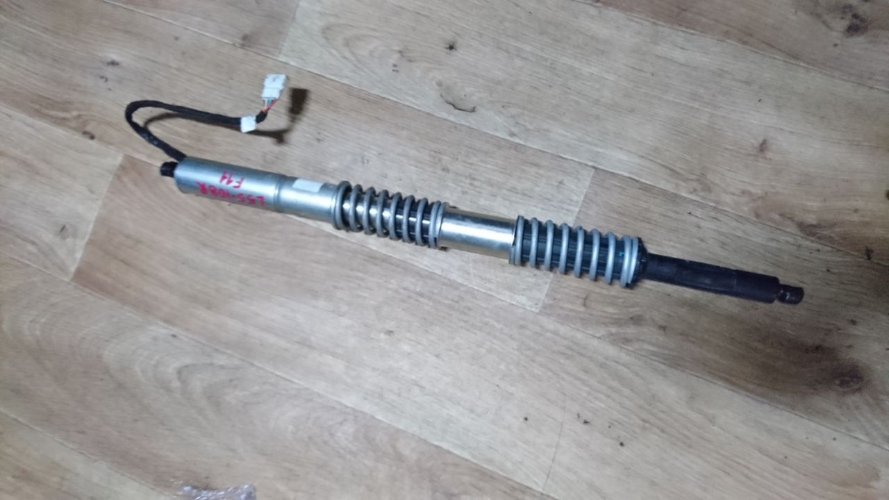 амортизатор крышки багажника (3-5 двери) BMW 2013, 3.0 л., N57 D30 C, дизель, АКПП, универсал, 51247207015, 7207015 - фото №1