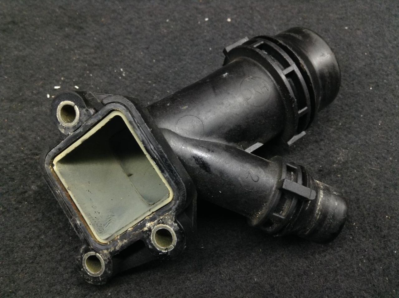 фланец (тройник) системы охлаждения BMW 7 серия E65/E66/E67 2003, 3.0 л., дизель, АКПП, седан, 2247744 - фото №1