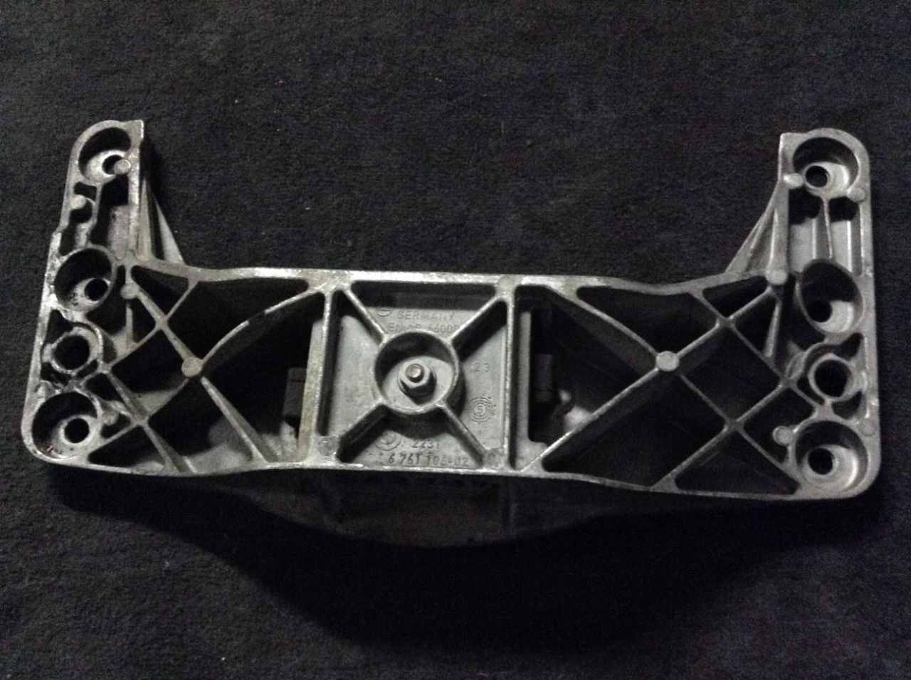 кронштейн КПП BMW 5 серия E60/E61 2007, 3.0 л., дизель, АКПП, седан, 6761106 - фото №1