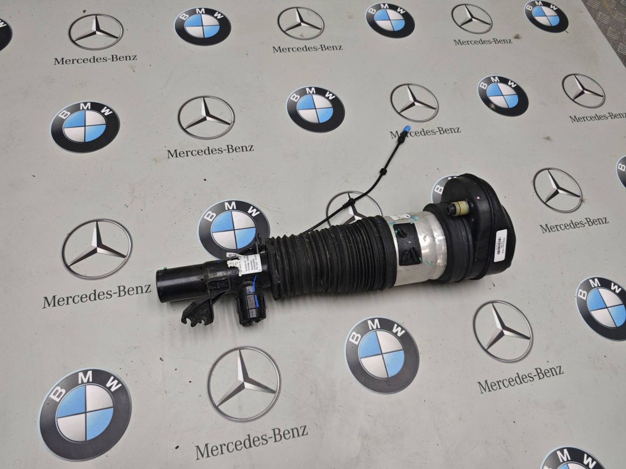 пневмостойка передняя BMW 2025, 3.0 л., бензин, HHAF0113323 - фото №1