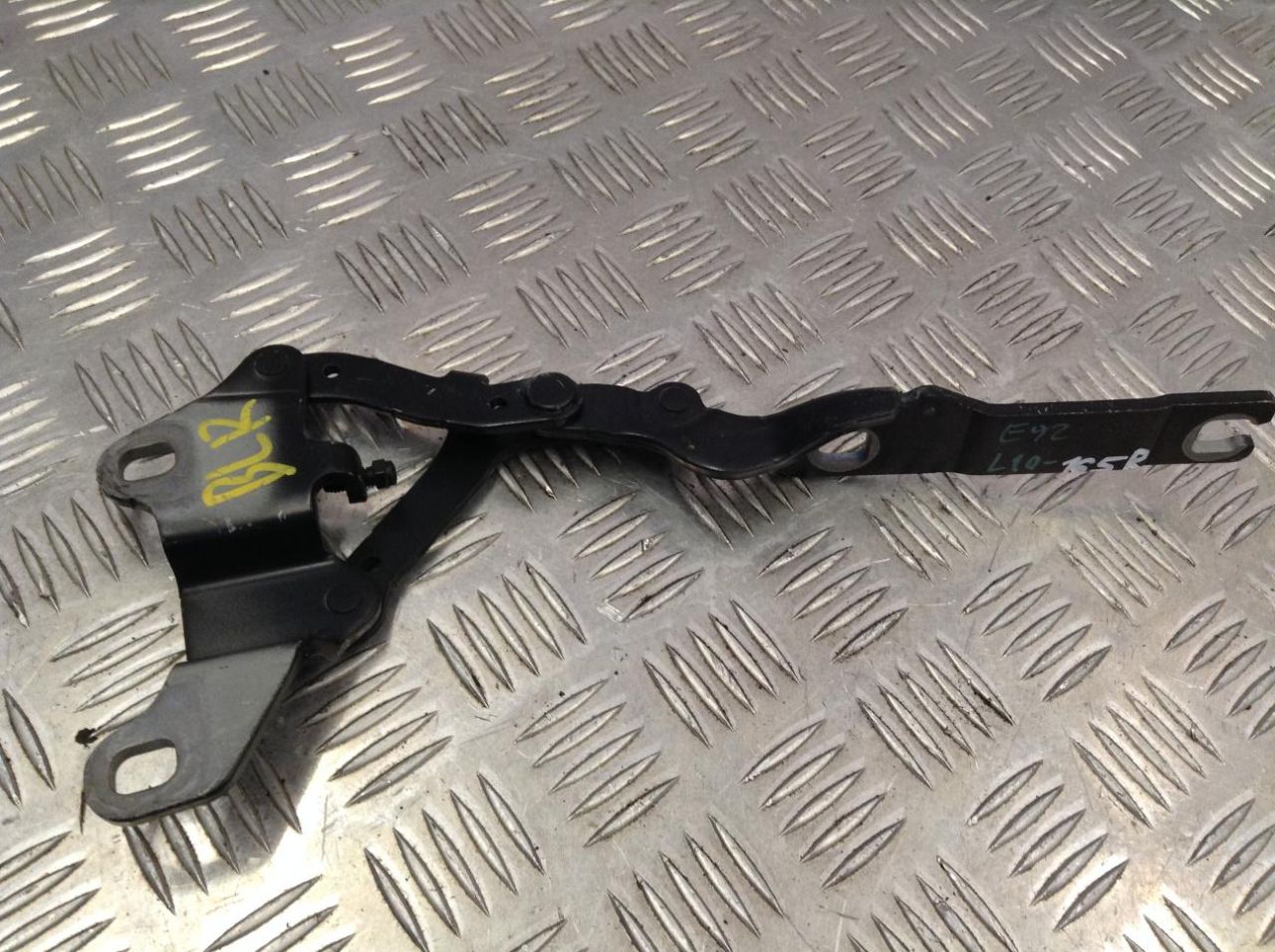 петля капота правая BMW 3 серия E90/E91/E92/E93 2007, 3.0 л., N53 B30 A, бензин, АКПП, черный, купе, 7115264 - фото №1