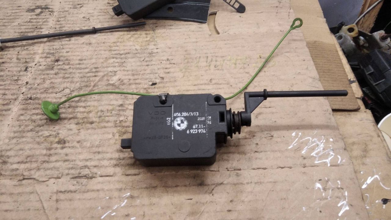 активатор замка крышки топливного бака BMW 3 серия E46 2002, 2.0 л., дизель, АКПП, седан, 6923973, 67116923973 - фото №1