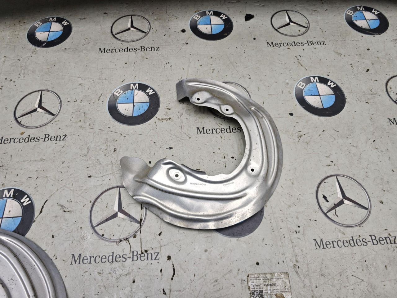 защитный кожух тормозного механизма BMW 2023, a300, 6870530 - фото №1