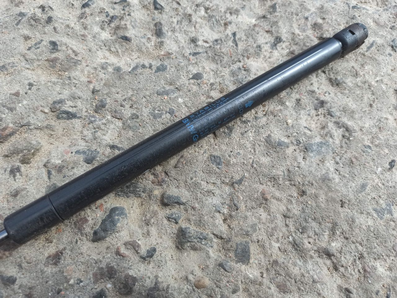 амортизатор крышки багажника (3-5 двери) Mini Cooper 1 поколение 2001, 1.6 л., W10 B16 A, бензин, АКПП, красный, хетчбэк 5 дв. - фото №1