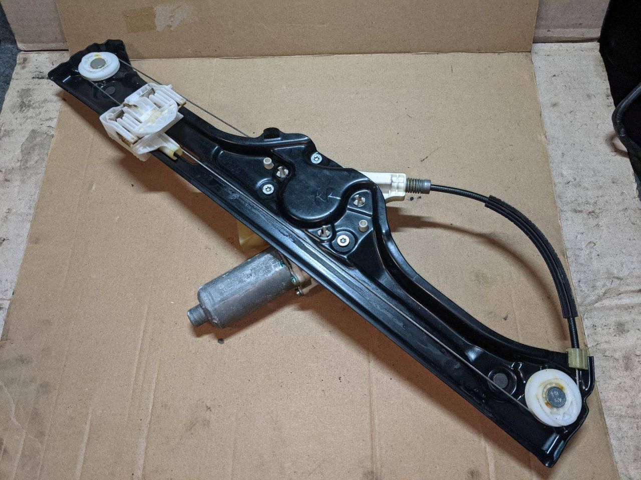 стеклоподъемник задний правый BMW X5 E70 2008, 4.8 л., N62 B48 B, бензин, АКПП, белый, внедорожник 5 дв., 51357166382, 67627267692 - фото №1