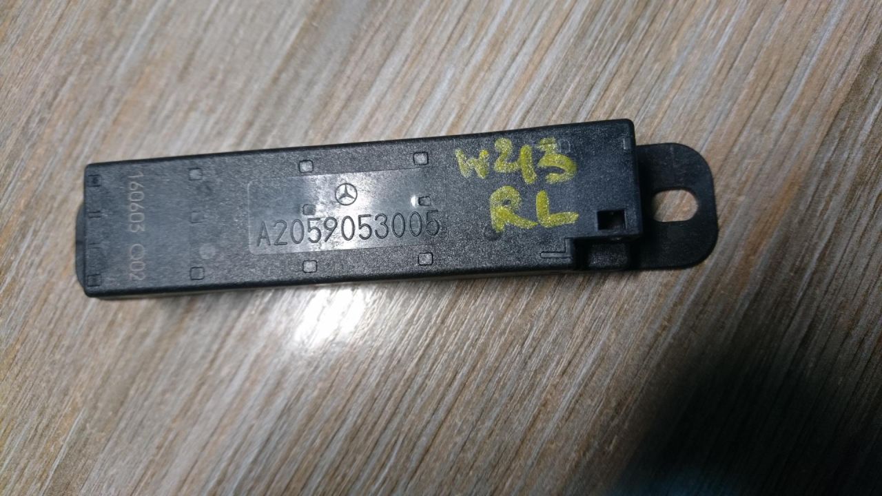 Антенна системы комфортного доступа Mercedes-Benz E-Класс W213/S213/C238/A238 2016, 2.0 л., OM 654.920, дизель, АКПП, белый, седан, правый руль, A2059053005 - фото №1