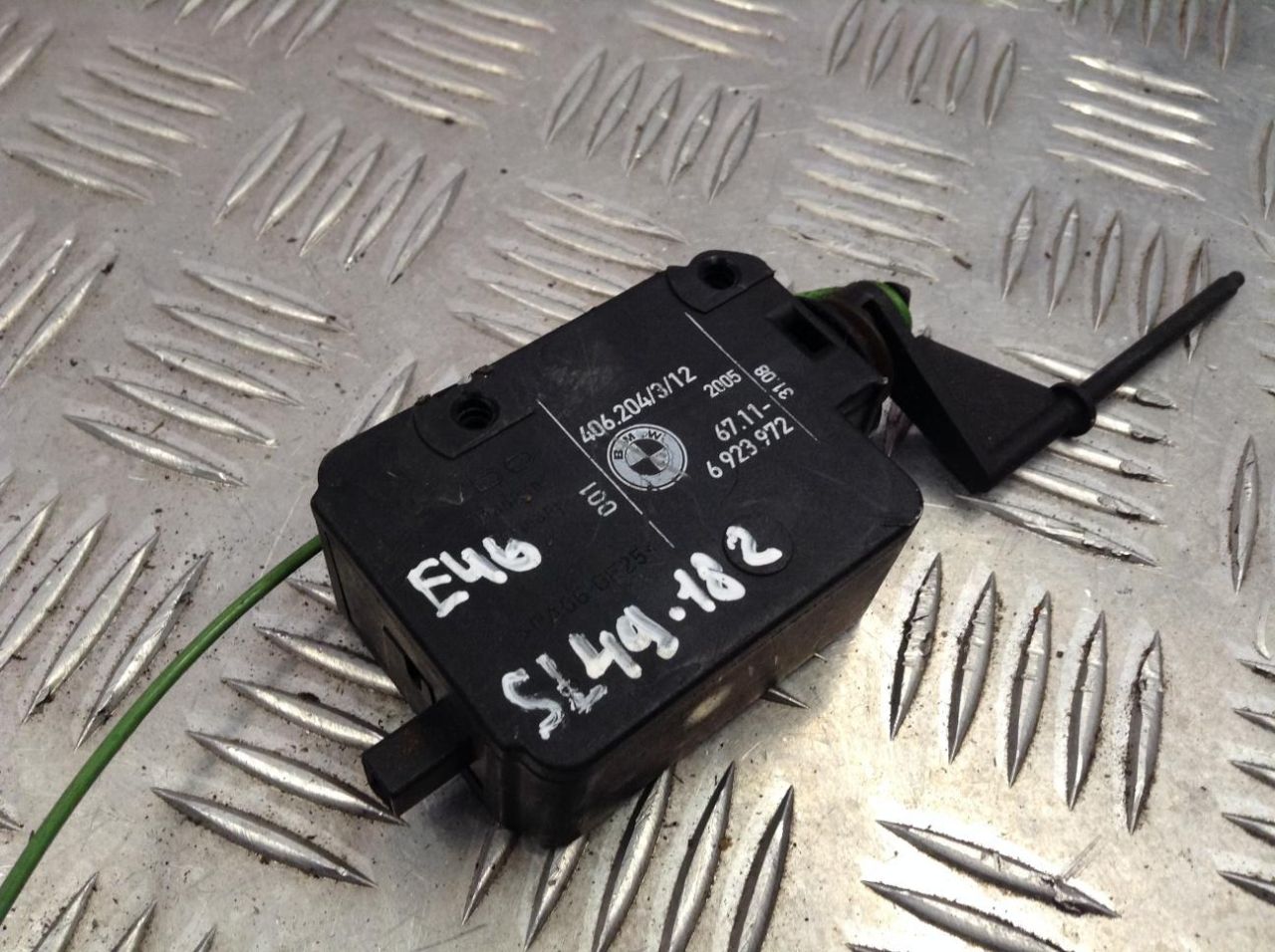 активатор замка крышки топливного бака BMW 3 серия E46 2001, 2.2 л., бензин, АКПП, седан, 6923972 - фото №1