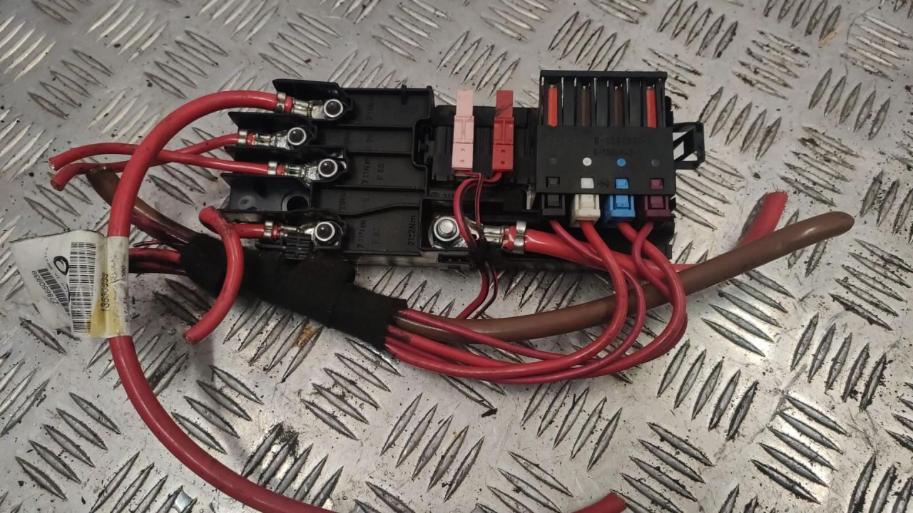 блок предохранителей Mercedes-Benz M-Класс W164 2007, 3.0 л., OM 642.940, дизель, 2115452601 - фото №1