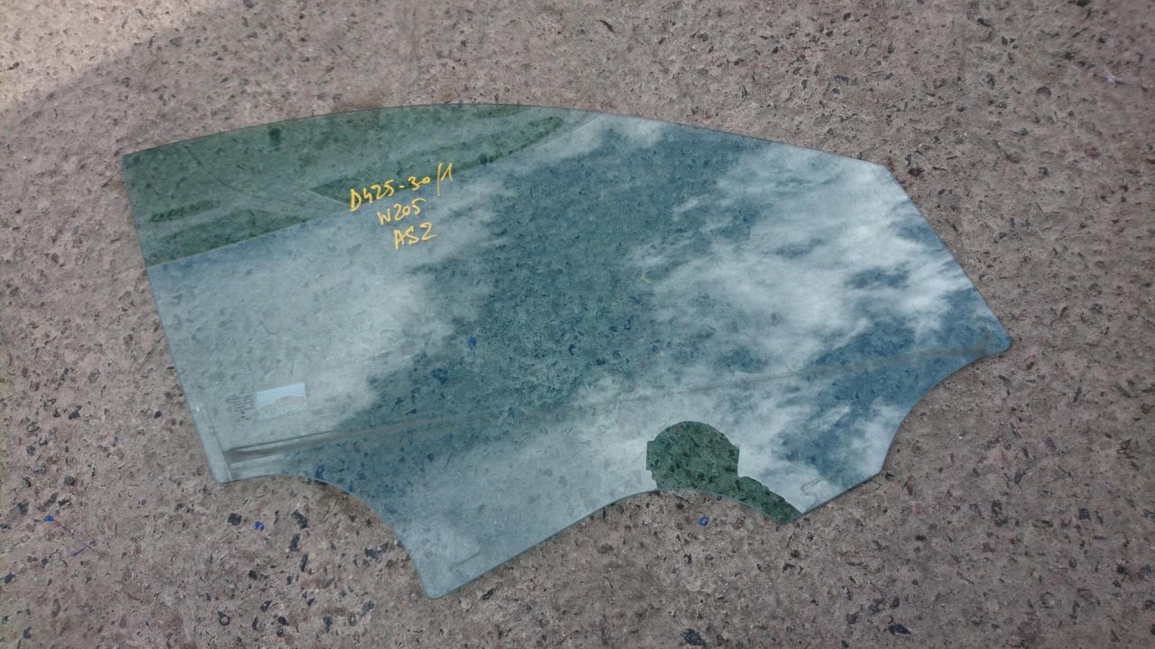 стекло двери передней правой Mercedes-Benz C-Класс W205/S205/C205 2015, 2.0 л., M 274.920, бензин, АКПП, седан, правый руль - фото №1