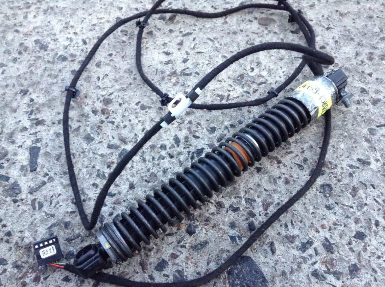 амортизатор крышки багажника (3-5 двери) BMW 7 серия F01/F02 2009, 3.0 л., N54 B30 A, бензин, АКПП, седан, 7185713 - фото №1