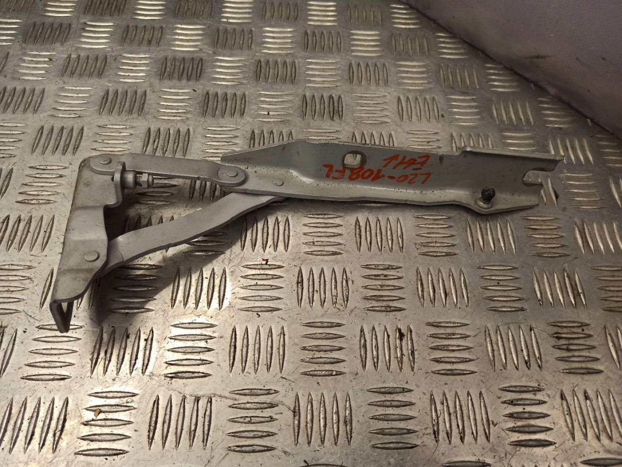 петля капота левая BMW 5 серия E60/E61 2006, 4.8 л., N62 B48 A, бензин, АКПП, универсал, 7008727 - фото №1