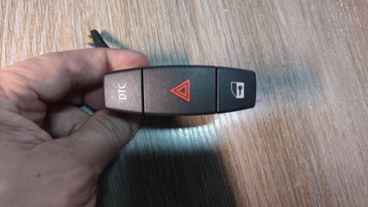 кнопка аварийной сигнализации BMW 2008, 2.0 л., N43 B20 A, бензин, АКПП, синий, хетчбэк 5 дв., 61316945603 - фото №1