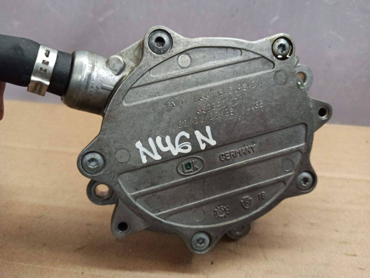 насос вакуумный BMW 3 серия E90/E91/E92/E93 (2004 - 2010), 2.0 л., N46 B20 BD, бензин, 7542498 - фото №1