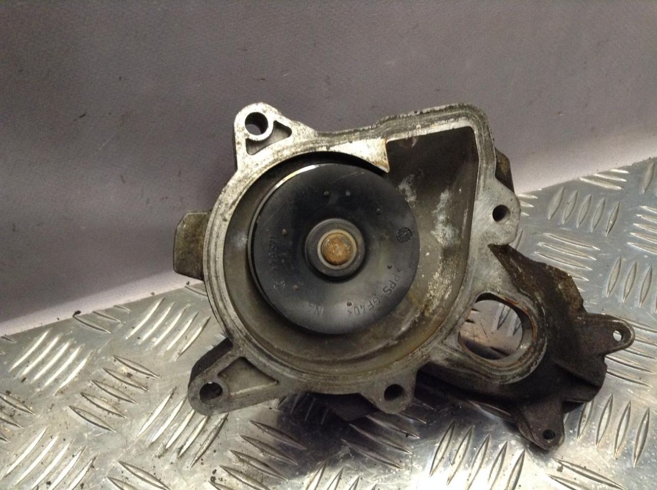 помпа BMW 3 серия E46 2000, 2.0 л., дизель, АКПП, седан - фото №1