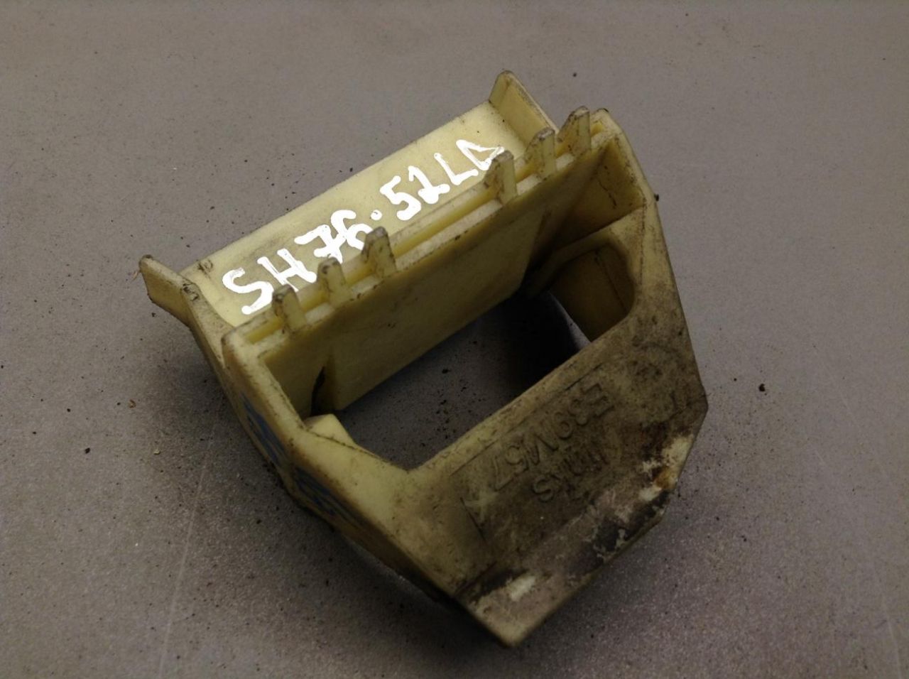 кронштейн радиатора BMW 3 серия E46 1999, 1.6 л., N40 B16 A, бензин, АКПП, седан, 2247895 - фото №1