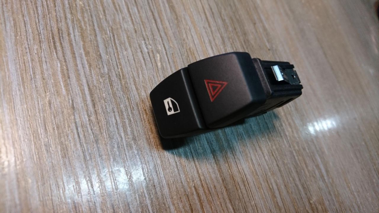 кнопка аварийной сигнализации BMW 7 серия F01/F02 2010, 4.4 л., N63 B44 A, бензин, АКПП, седан, 9161896 - фото №1