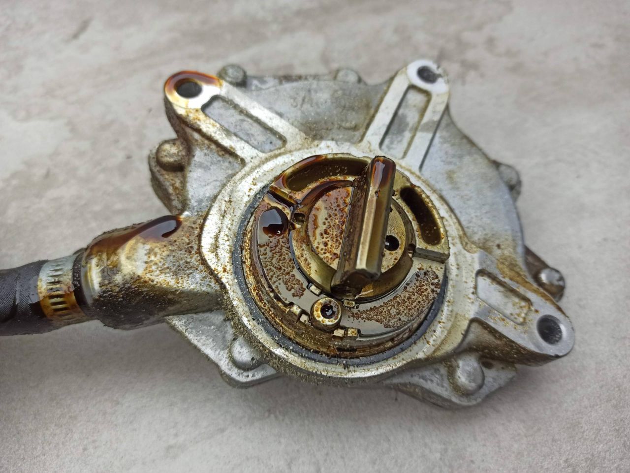 насос вакуумный BMW 3 серия E90/E91/E92/E93 (2004 - 2010), 2.0 л., N46 B20 B, бензин, 7542498 - фото №1